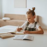 Online huiswerk maken meisje